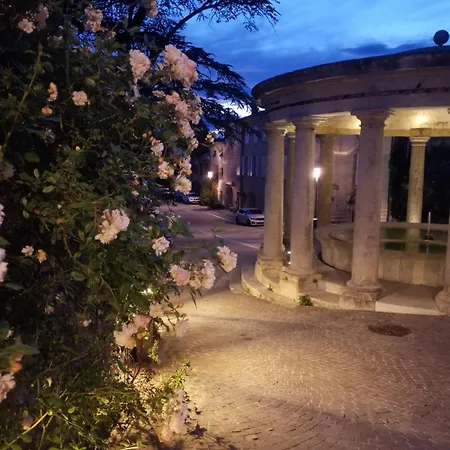 Maison Au Pied Du Chateau